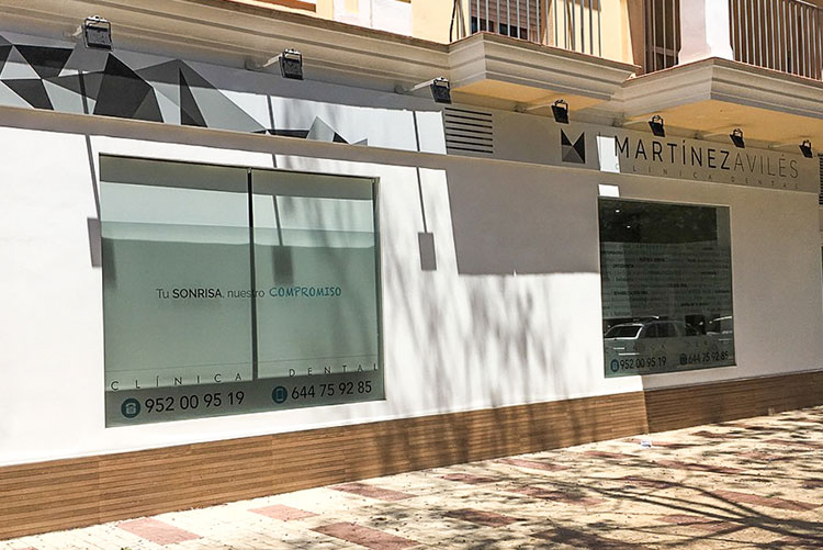 Fachada de la clínica dental Martínez Avilés, Torremolinos. Fachada de la clínica dental Martínez Avilés, Torremolinos.