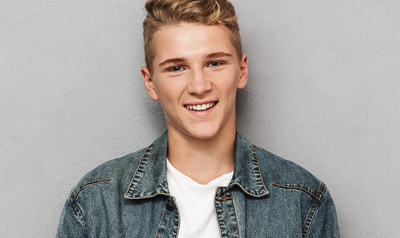 Adolescente con Invisalign