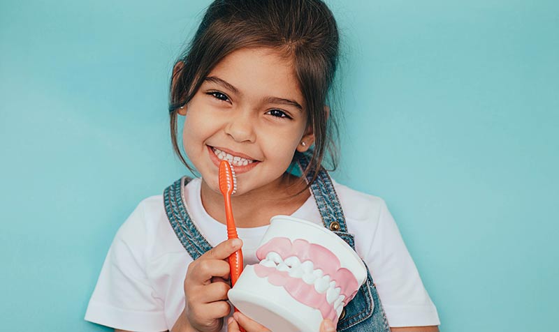 Niño con Invisalign