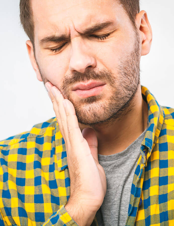 hombre con dolor de dientes por caries