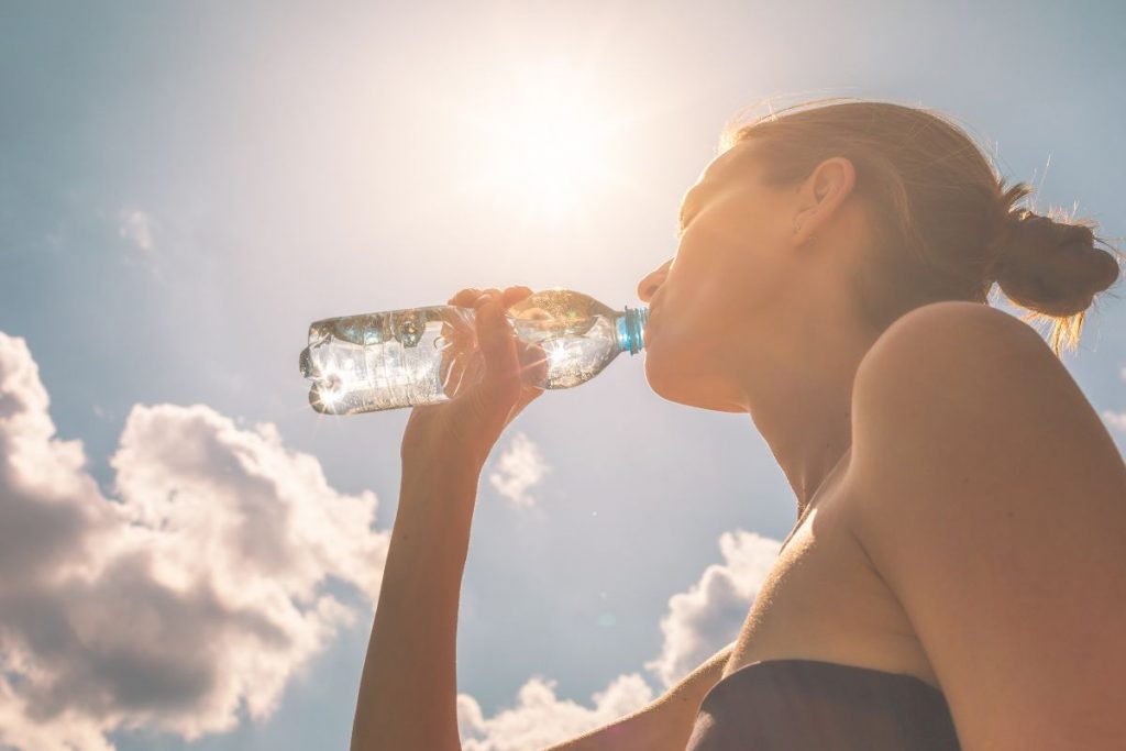 Beber es fundamental para mantener una buena salud en verano.