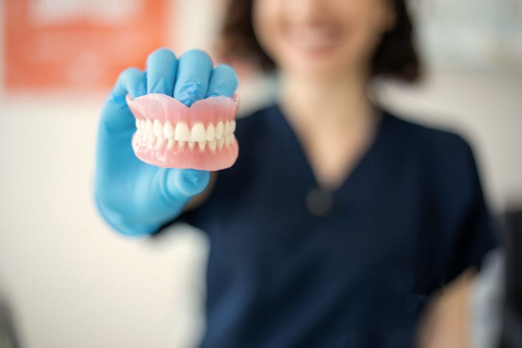 Prótesis dentales en la vejez.
