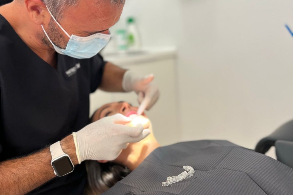Consulta revisión con ortodoncia Invisalign con adulto.
