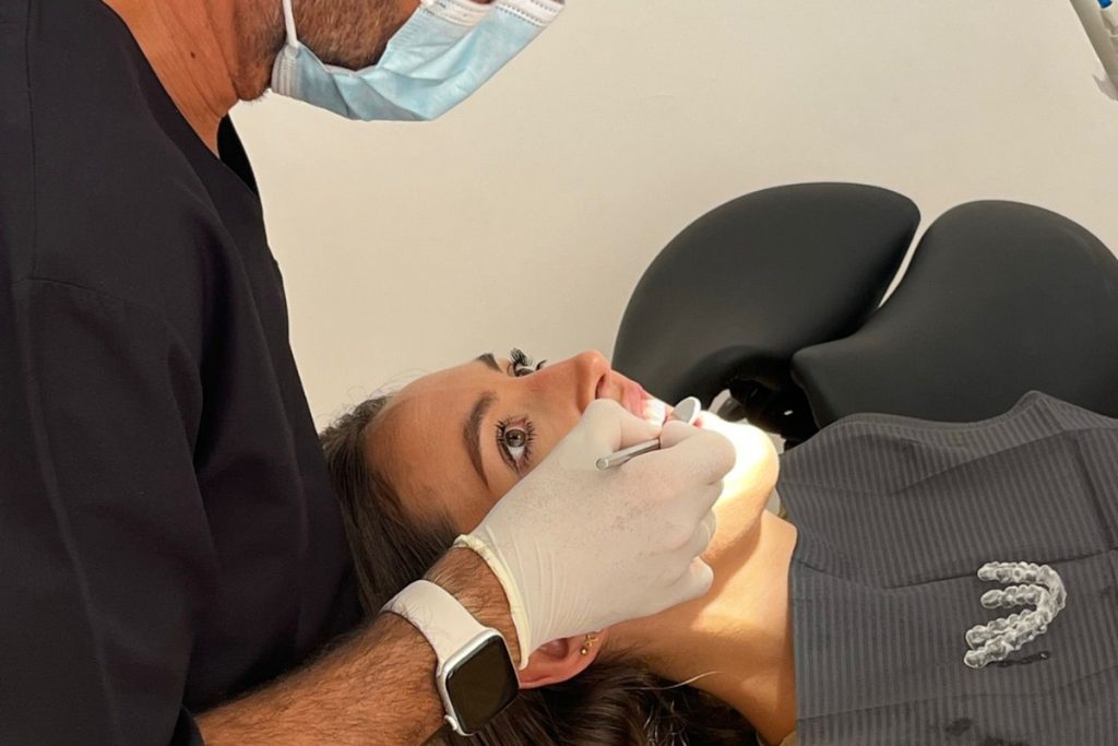 Consulta revisión con ortodoncia Invisalign, 2