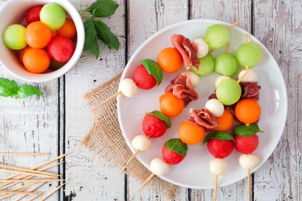 Brochetas de frutas frescas y queso de cabra.
