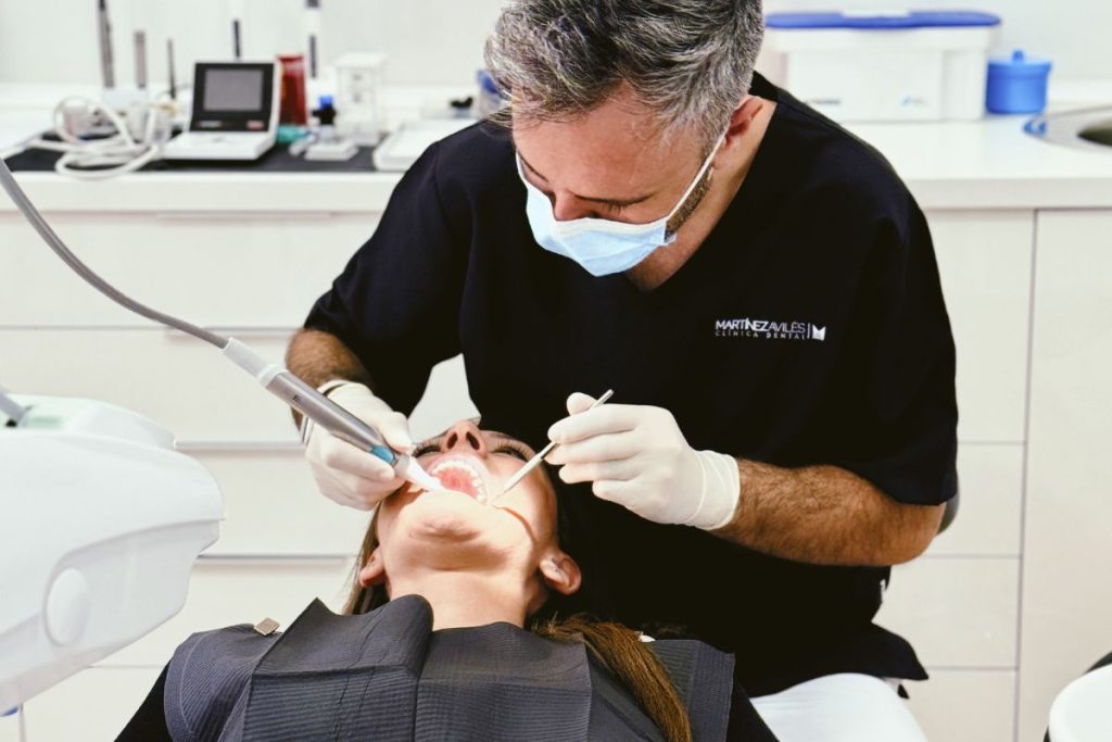 Paciente en silla para valoración bucodental.